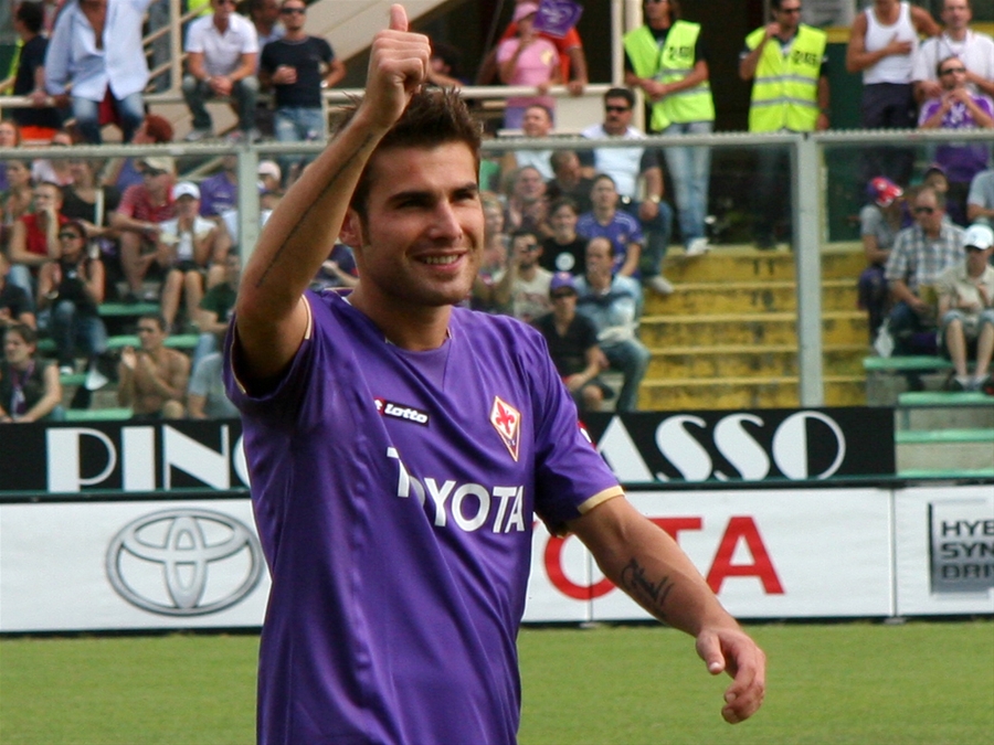Adrian Mutu salutând tribuna, la Fiorentina, în 2007